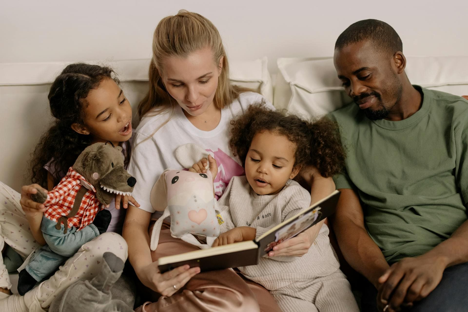 Famille lisant un livre ensemble, symbolisant la transmission et la protection du patrimoine familial