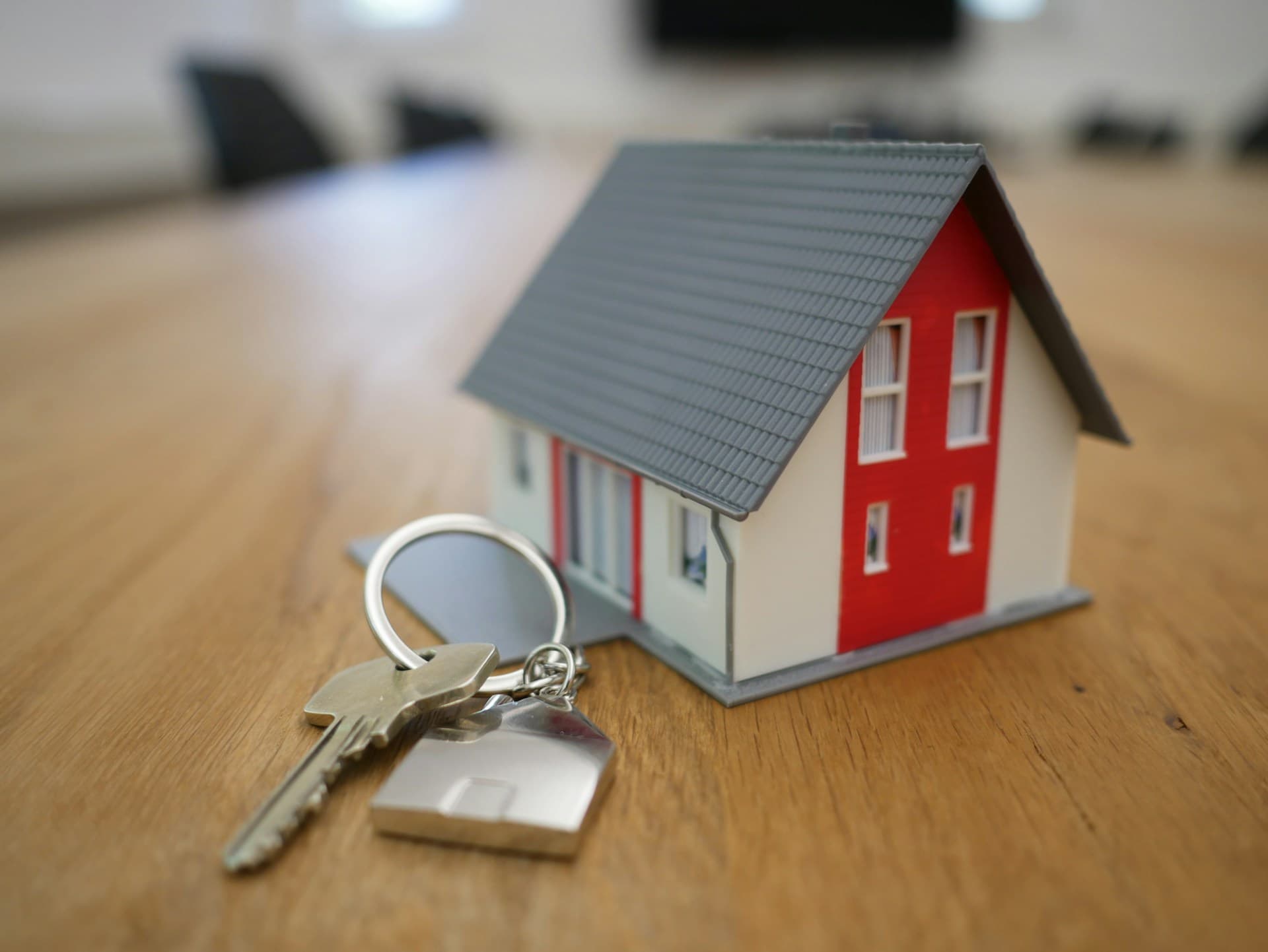 Modèle de maison avec clés, symbolisant l'accès à la propriété et l'anticipation patrimoniale