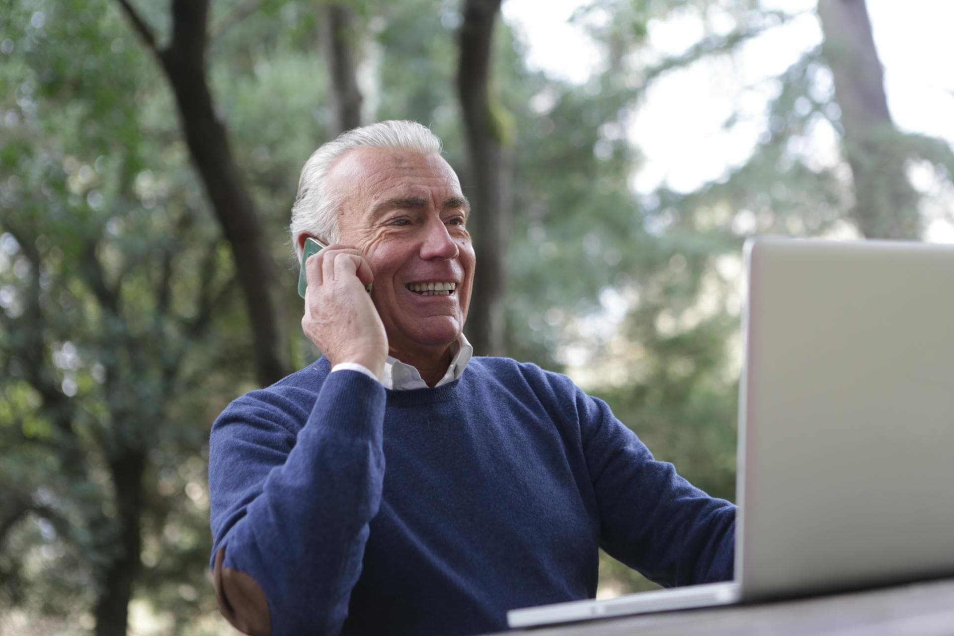 Personne souriante au téléphone prête à vous aider
